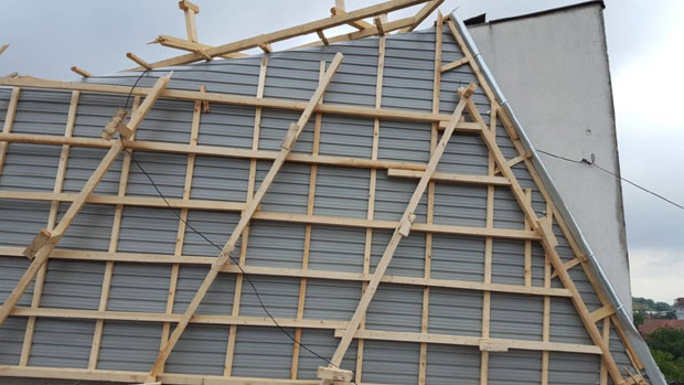 ФОТО: Невреме откинуло део крова на згради Дома културе